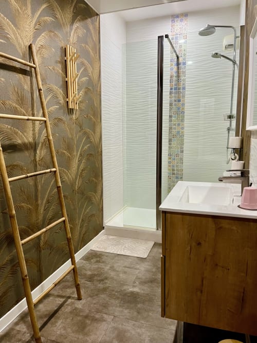 Salle de bains moderne au Manoir Des Haies avec douche à l'italienne, vasque en bois et mur accent feuille d'or