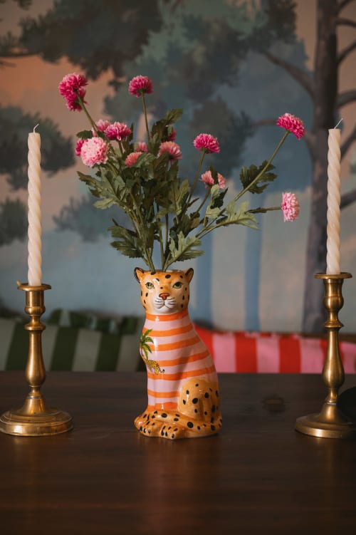 Vase tigre fantaisiste avec dahlias roses et chandeliers au Mas de la Vernède, Aramon