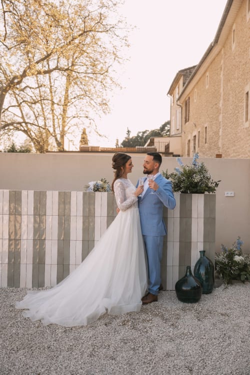 Mariée et marié dansant au domaine Le Mas de la Vernède à Aramon, France
