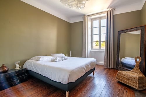 Chambre spacieuse de la villa Bise de la Jouvence près du Puy du Fou avec lit queen, parquet et vue sur la ville