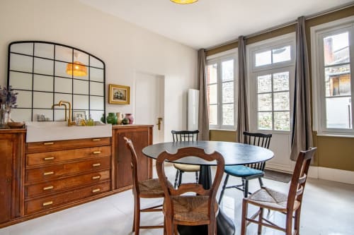 Salle à manger élégante avec mobilier en bois et table ronde à la villa Bise de la Jouvence à Saint Laurent sur Sèvre