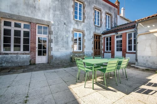 Ensemble de salon de jardin vert dans la cour de la villa Bise de la Jouvence, Saint Laurent sur Sèvre