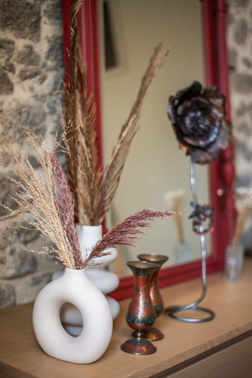 Vase blanc décoratif avec herbes sèches à la villa Bise de la Jouvence près du Puy du Fou, Saint Laurent sur Sèvre