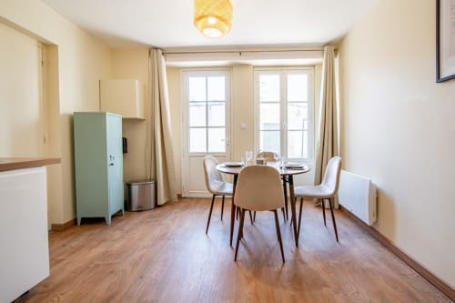 Studio moderne à Bise de la Jouvence à Saint Laurent sur Sèvre avec table à manger, cuisine et balcon vue sur la ville