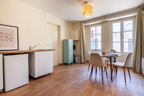Appartement studio moderne à Bise de la Jouvence près du Puy du Fou avec kitchenette, coin repas et vue sur la ville