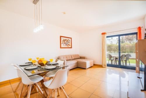 Sala de jantar e estar do Apartamento Marina Prestige com vista para o jardim, Albufeira, Atlantic Places