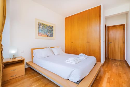 Quarto luminoso no Marina Prestige Apartment, Atlantic Places em Albufeira, com móveis em madeira e roupa de cama branca