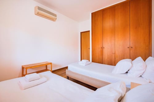 Quarto luminoso no Marina Prestige Apartment, Atlantic Places, Albufeira, com duas camas e guarda-roupa em madeira