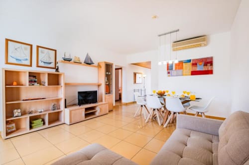 Área de estar do Apartment Marina Prestige no Atlantic Places, Albufeira, com mobiliário moderno e decoração com tema oceânico