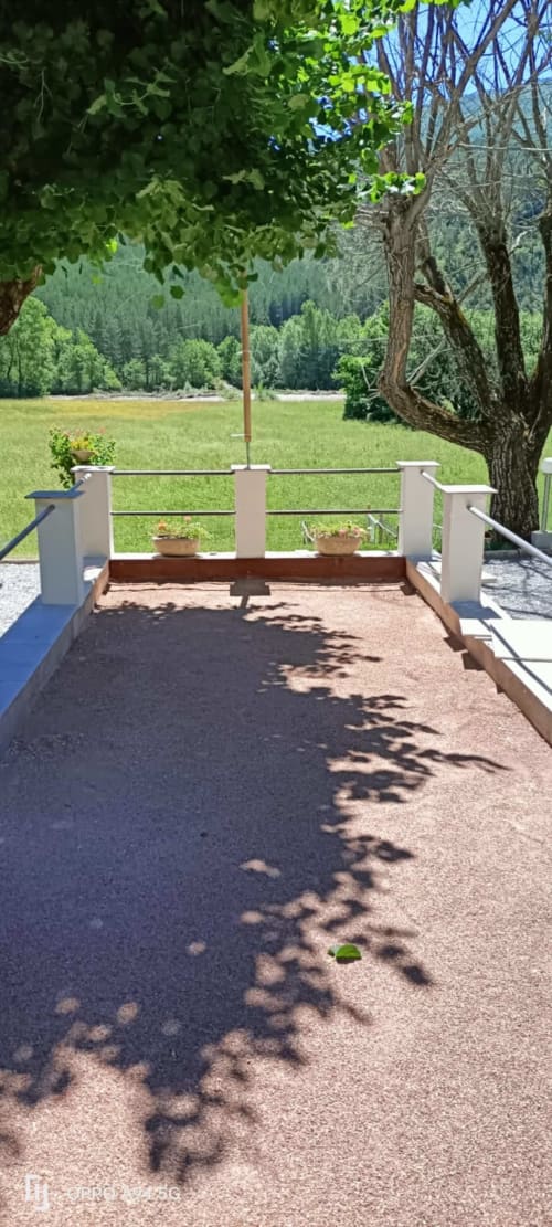 Terrasse avec vue pittoresque sur les prairies verdoyantes et la forêt du Domaine de la Méouge, Barret-sur-Méouge