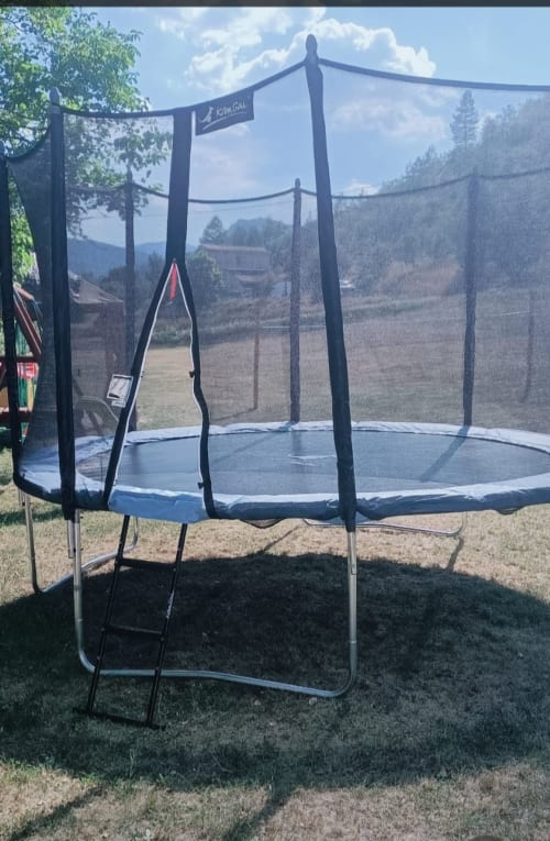 Trampoline avec filet de sécurité au Domaine de la Méouge, vue sur les montagnes, Barret-sur-Méouge