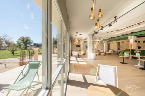 Lounge contemporain de l'Hôtel Moulin de la Roque à Althen-des-Paluds avec baies vitrées, mobilier design et