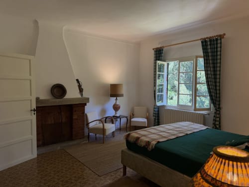 Spaziosa camera da letto in villa a Sanremo con camino, vista sul giardino, letto verde e arredi classici presso Sally's Case Vacanze