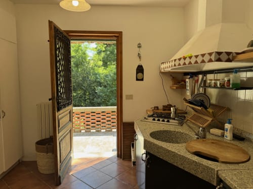 Cucina moderna con vista sul giardino della villa Sally's Case Vacanze a Sanremo, Italia