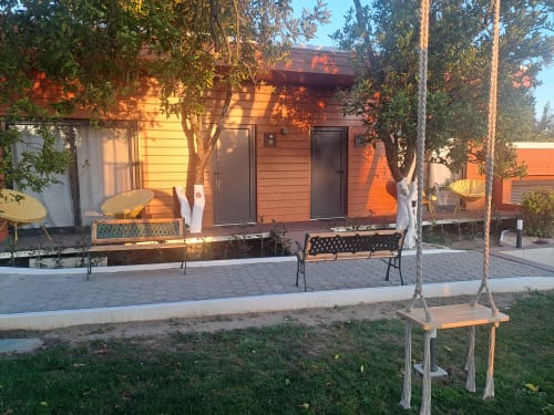 Bungalow Santiago na Quinta Salinas em Aveiro com pátio, balanço e vista do jardim ao pôr do sol
