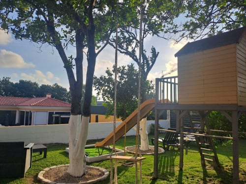 Bungalow Santiago na Quinta Salinas com terraço de madeira, balanço e jardim cuidado em Aveiro, Portugal