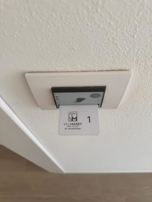 Distributore di tesserini per camere montato a soffitto presso l'Hotel Villa Mary ***S - Home Feeling a Mirano, Italia, mostra stanza numero 1