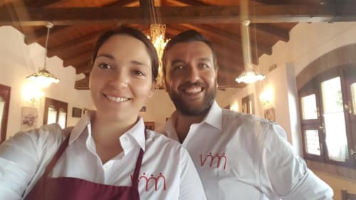 Due sorridenti operatori in camicia bianca presso l'Agriturismo Villa Mocenigo a Mirano, Italia