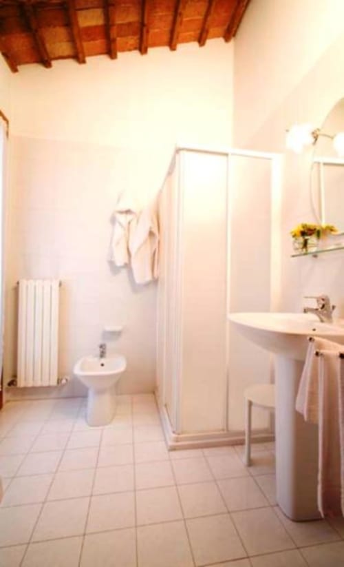 Bagno luminoso con lavabo su piedistallo, bidet, toilette e box doccia in vetro alla Agriturismo Villa Mocenigo a Mirano