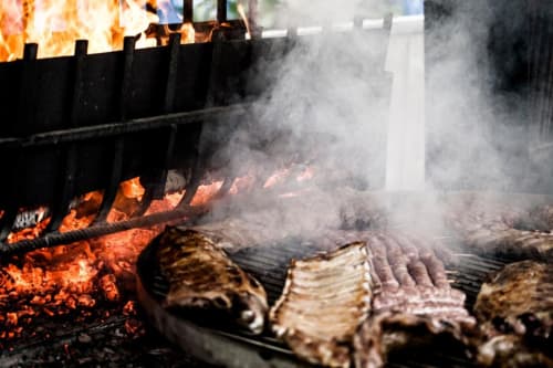 Carni alla griglia e ostriche cucinate a fuoco vivo presso l'Agriturismo Villa Mocenigo a Mirano, Italia