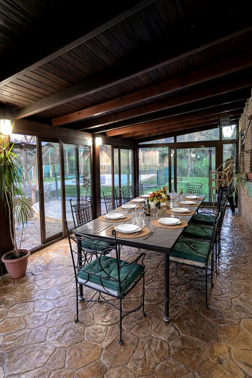 Elegante comedor con vistas a las montañas en Casa Rural Ribera del Hueznar, Sierra Morena de Sevilla, Cazalla de la Sierra Constantina. Mesa servida con lugar