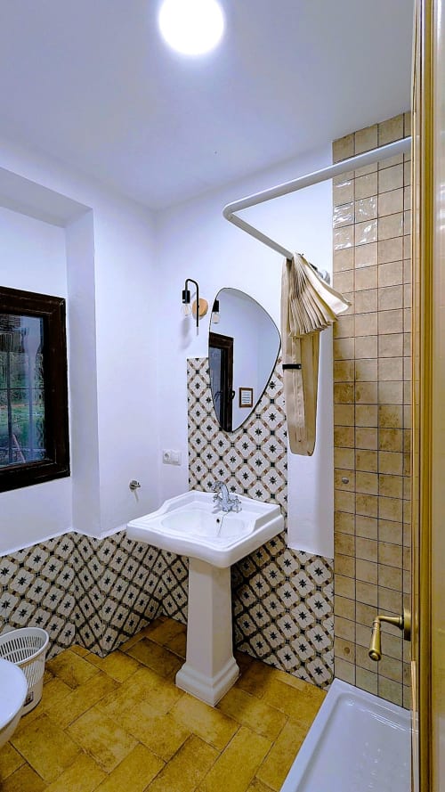 Baño moderno en villa Casa Rural Ribera del Constantina, Cazalla de la Sierra con lavamanos pedestal, azulejos geométricos y espejo redondo