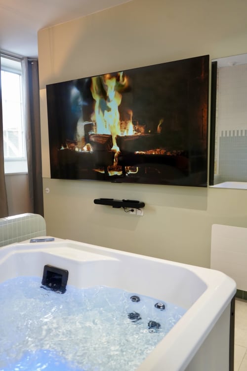Suite spa luxueuse à La Maison D'olivier avec bain à remous bouillonnant et foyer mural