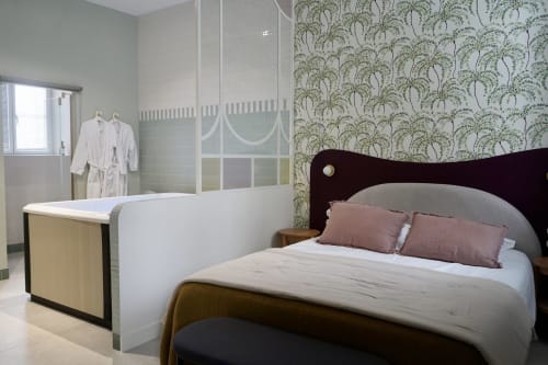 Chambre élégante à La Maison D'olivier B&B à Mesnard La Barotière avec salle de bain privée et papier peint botanique.