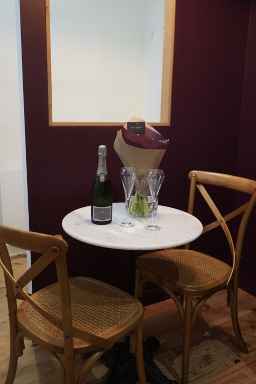 Mise en place élégante avec champagne et fleurs à La Maison D'olivier, boutique-hôtel de Mesnard La Barotière