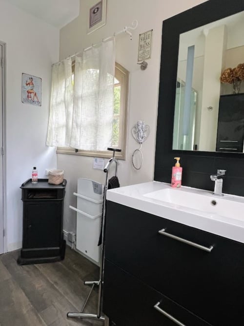 Salle de bain moderne en noir et blanc à la Maison Joséphine du Domaine le Manoir, Dordogne, avec vasque et