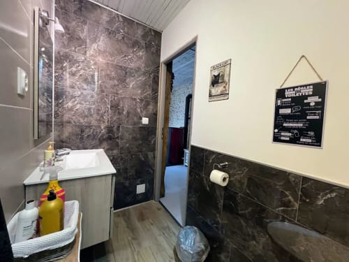 Salle de bain moderne élégante avec douche dans un gîte en Dordogne