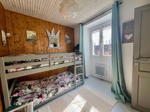 Chambre enfants lumineuse avec lits superposés type  Montessori dans un gîte en Dordogne