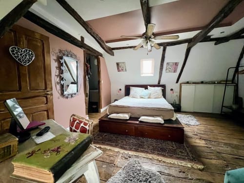 Chambre de charme avec poutres apparentes dans un gîte en Dordogne