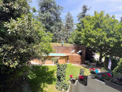 Oasis de détente au Domaine le Manoir avec bain à remous en bois, piscine, jardins fleuris et grands arbres