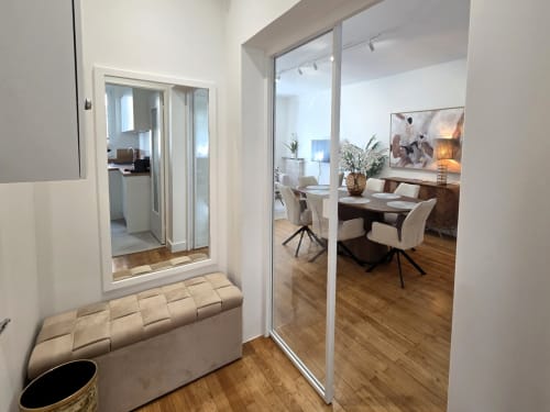 Entrée moderne d'un appartement avec portes coulissantes en verre donnant sur la salle à manger, Levallois-Perret près de La Défense