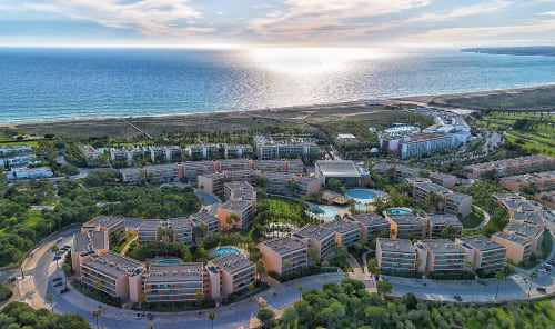 Resort de apartamentos Herdade dos Salgados em Albufeira com piscinas, jardins e vistas costeiras do Atlântico