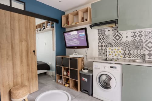 Studio moderne Queen And King Chaville avec kitchenette, machine à laver, TV, mur bleu accent, motifs