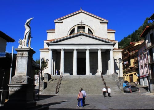 Iglesia blanca histórica con columnas en Mutriku, España, cerca del hotel rural Matzuri