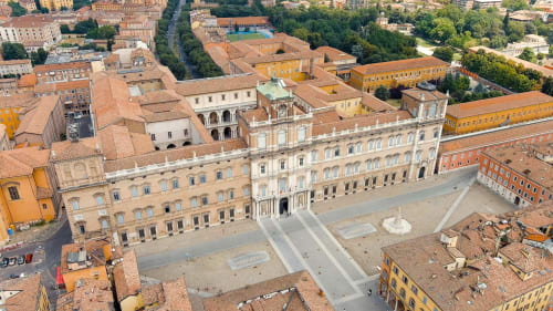Vista aerea della piazza storica con palazzo rinascimentale e tetti in cotto vicino ad Agriturismo Aggazzotti