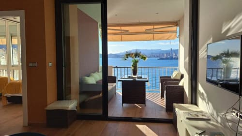 Balcón del apartamento Portofino Playa en Benidorm con vistas al mar, terraza amueblada y paisaje urbano costero