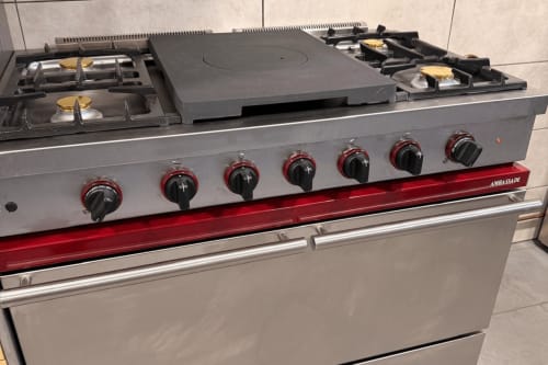 Cuisinière à gaz professionnelle avec plaque de cuisson au Gîte La Truite d'Or, Lods