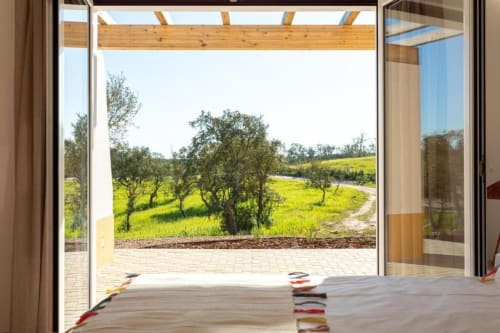 Quarto da Pousada Cerro da Campaniça com terraço com vista para olivais e campos verdes em Santiago do Cacém, Portugal