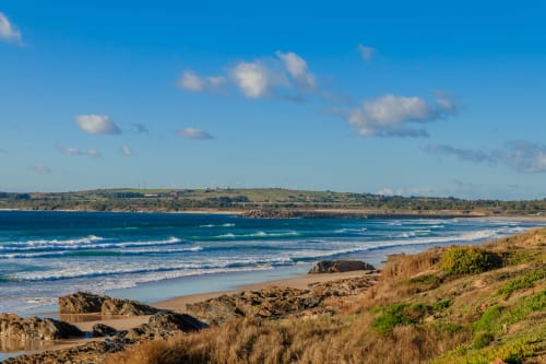 Vista pitoresca da praia costeira com ondas e costas rochosas perto de Cerro da Campaniça, Santiago do Cacém