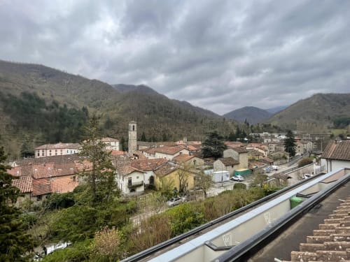 Vista della valle montuosa dal balcone dell'appartamento LHE Alba a Cesena, Italia