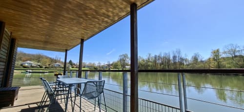 Terrasse de l'appartement riverain du Domaine Saône-Valley avec table à manger et vue sur le fleuve à Traves, France