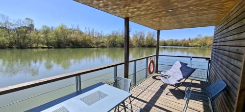 Modernes Terrassenrestaurant im Le Lodge mit Sitzplätzen, Tisch und Blick auf das Saône-Tal in der Nähe von Traves, Frankreich