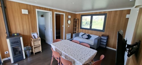Geräumiges Le Lodge Apartment in der Domaine Saône-Valley mit Holzeinrichtung, Essbereich, Sofa, TV und Flussblick