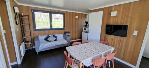 Modernes Apartment im Domaine Saône-Valley mit Esstisch, Sofa, Küche, TV und Holzpaneelen in Traves, Frankreich