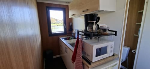 Moderne Küche des Apartments Le Lodge im Domaine Saône-Valley, Traves, mit Flussblick