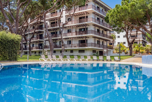 Apartamento AlgarStays em Silves com piscina, vista para o jardim, espreguiçadeiras e edifício branco moderno com varandas